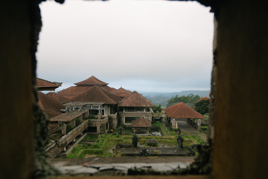Lost Place Bali verlassenes Hotel haunted hotel ghost palace hotel marcoschur.de marco schur fotografie leipzig indonesien bali